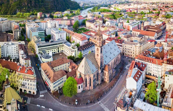 Bolzano Katedrali havadan panoramik görünümü — Stok fotoğraf