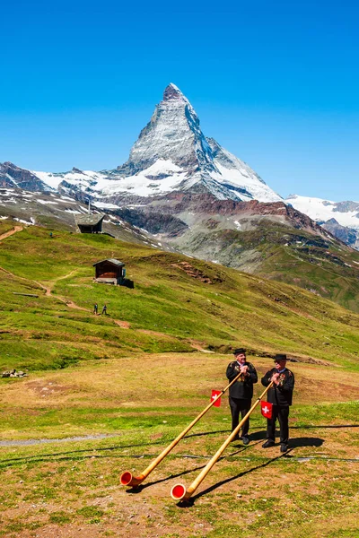 Swiss alphorn blowers in Switzerland — Stockfoto