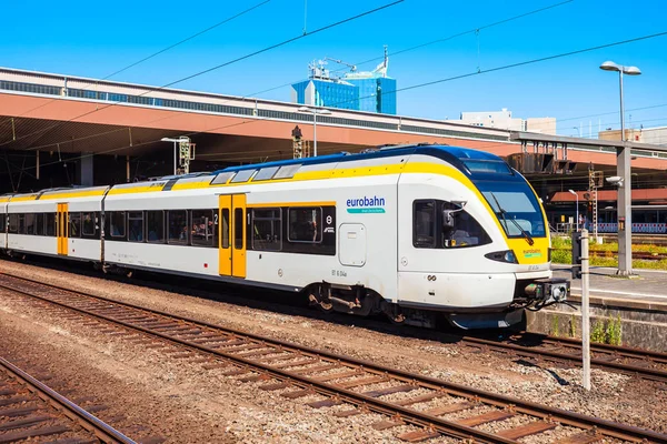 Trein bij Dusseldorf Railway Station — Stockfoto