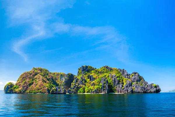 Krajobraz Pięknego Górskiego Klifu Morzu Prowincja Nido Wyspie Palawan Filipinach — Zdjęcie stockowe