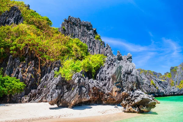 菲律宾巴拉旺岛El Nido省海上美丽的山崖景观 — 图库照片