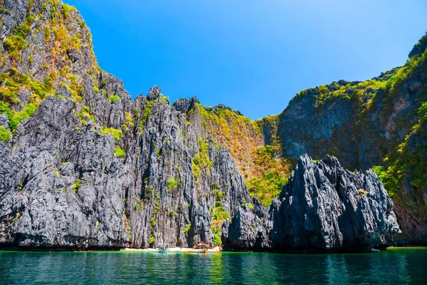 菲律宾巴拉旺岛El Nido省海上美丽的山崖景观 — 图库照片