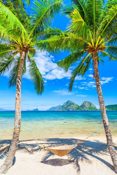 Strandlandschaft Mit Weißem Sand Kokospalmen Hängematte Und Türkisfarbenem Wasser Der — Stockfoto