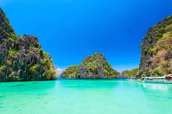 パラワン州のコロン島湾の青いラグーン熱帯風景フィリピン — ストック写真