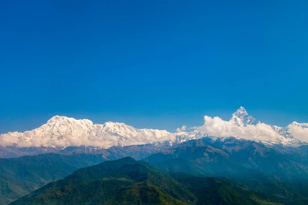 ネパール ポカラのヒマラヤ山脈でSarangkot丘の視点からのAnnapurna大規模な空中パノラマビュー — ストック写真