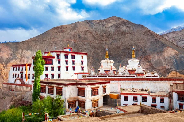 拉玛胡鲁修道院 Lamayuru Monastery或Gompa 是印度北部拉达克的拉玛胡鲁 Lamayuru 村的一座Tibetan风格的佛教修道院 — 图库照片