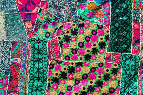 インドのラジャスタン州のジャイスラマー市で市場で伝統的なラジャスタニスタイルのパッチワークカーペット — ストック写真