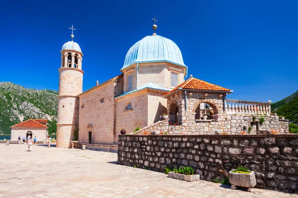 Iglesia Nuestra Señora Las Rocas Isla Gospa Skrpjela Cerca Ciudad — Foto de Stock