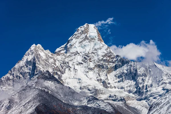 尼泊尔喜马拉雅珠穆朗玛峰地区的Ama Dablam山区景观 — 图库照片
