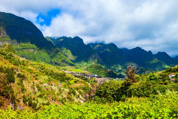 ポルトガルのマデイラ島の山の風景 — ストック写真