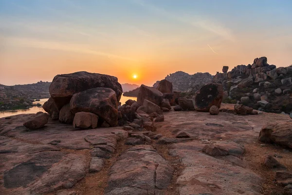 位于印度卡纳塔克邦的印度教维贾亚那加拉帝国的中心汉皮山 那里有巨石和河流 — 图库照片