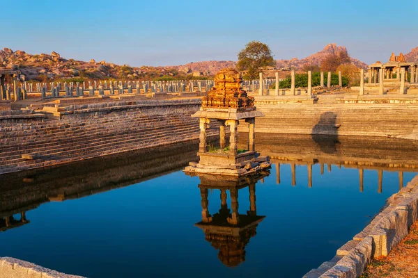 インドのカルナータカ州にあるヒンズー教のヴィジャヤナガラ帝国の中心であるハンピにある寺院と水槽 — ストック写真