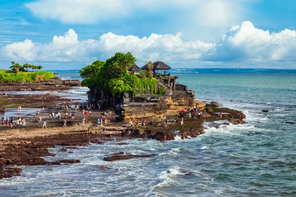 印度尼西亚巴厘岛的Pura Tanah Lot寺和岩石形成 — 图库照片