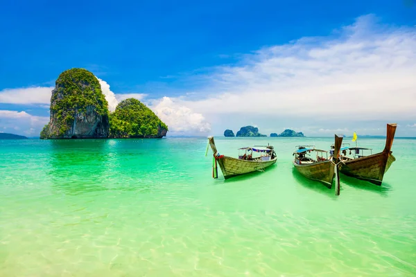 Łodzie Plaży Piękności Wapiennym Klifem Krystalicznie Czystą Wodą Tajlandii — Zdjęcie stockowe