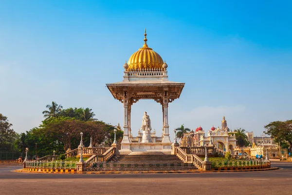 インドのマイソール市の中心部にあるマハラジャ シャマラジャカレンダー ウッドイヤー王の像 — ストック写真