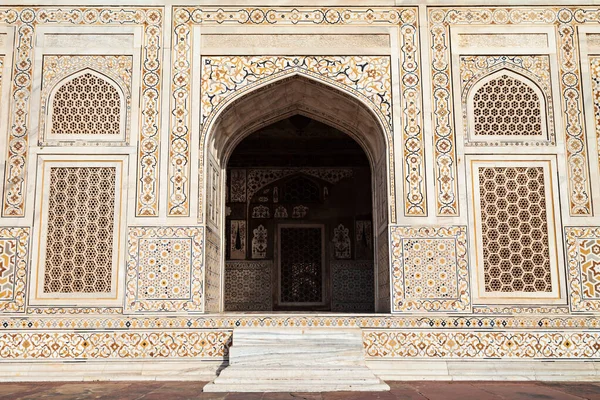 インドのウッタル プラデーシュ州アグラ市のタージ マハル宮殿の壁の幾何学的パターンの背景 — ストック写真