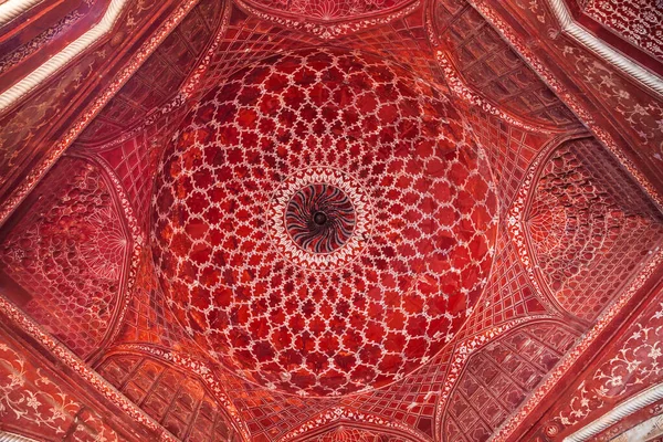 インドのウッタル プラデーシュ州アグラ市のタージ マハル宮殿の壁の幾何学的パターンの背景 — ストック写真