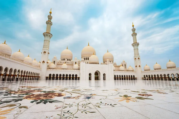谢赫扎耶德大清真寺是阿联酋最大的清真寺 位于阿拉伯联合酋长国首都阿布扎比 — 图库照片