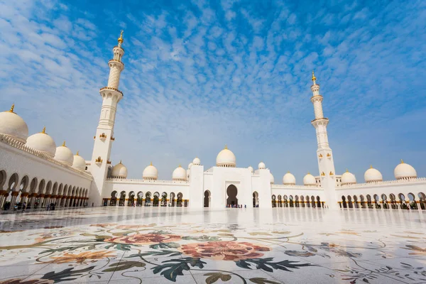 シェイク ザイド グランド モスクはアラブ首長国連邦最大のモスクで 首都アブダビに位置しています — ストック写真