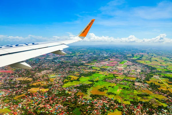 Manila Philippines Февраля 2013 Крыло Самолета Cebu Pacific Над Пригородами — стоковое фото