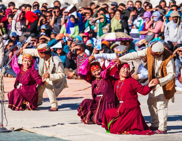 Leh India Wrzesień 2013 Niezidentyfikowane Osoby Tańczące Tradycyjnych Strojach Etnicznych — Zdjęcie stockowe