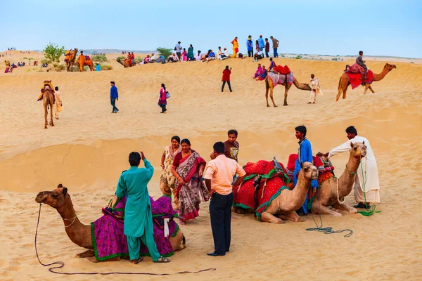 Jaisalmer India Oktober 2013 Unidenfierade Människor Och Kameler Safari Thar — Stockfoto