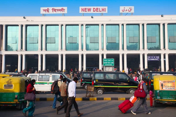 New Delhi India Febbraio 2014 Persone Risciò Vicino Alla Stazione — Foto Stock