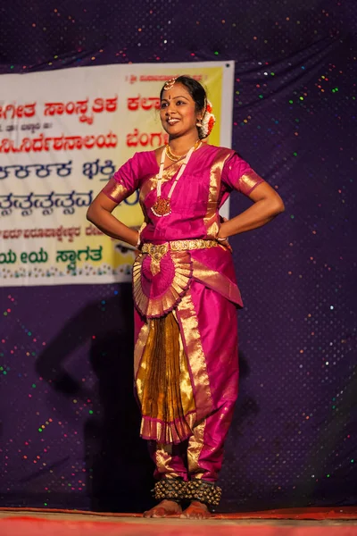 Hampi Índia Fevereiro 2012 Artista Não Identificado Apresentando Dança Indiana — Fotografia de Stock