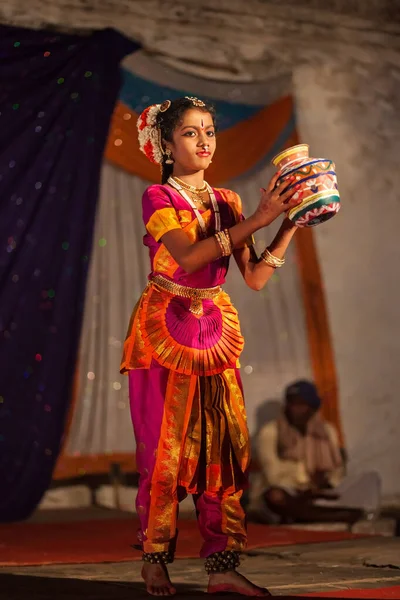 Hampi India Luty 2012 Niezidentyfikowany Artysta Wykonujący Tradycyjny Taniec Indyjski — Zdjęcie stockowe
