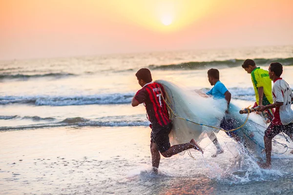 Goa India Noviembre 2011 Pescadores Que Regresan Del Mar Con — Foto de Stock