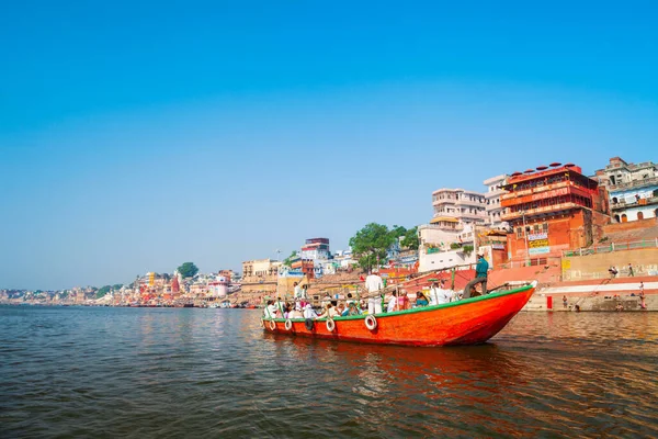 Varanasi India April 2012 Färgglada Båtar Och Ganges Flodstrand Varanasi — Stockfoto