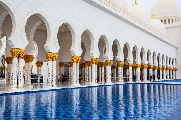 アブダビ アラブ首長国連邦 2019年2月28日 シェイク ザイド グランド モスク インテリア アブダビに位置するアラブ首長国連邦最大のモスク — ストック写真