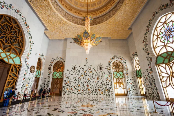 Abu Dhabi Uae February 2019 Chandelier Praying Hall Sheikh Zayed — Stock Photo, Image