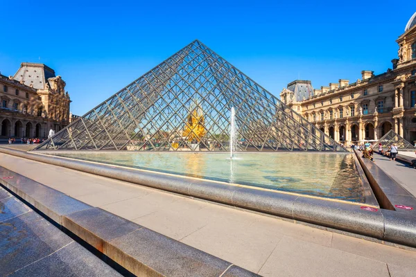 Παρισι Γαλλια Σεπτεμβριου 2018 Μουσείο Του Λούβρου Και Πυραμίδα Του — Φωτογραφία Αρχείου