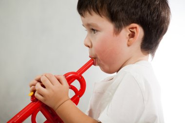 trompet oynayan bir çocuk portresi