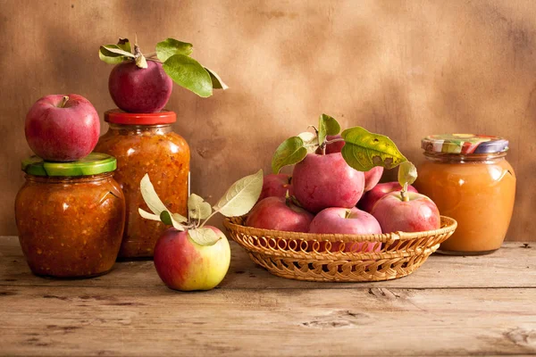 Äpfel im Weidenkorb Stockfoto