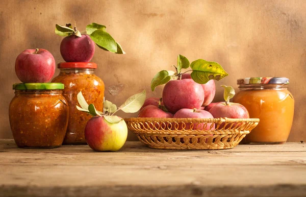 Bancos de manzanas, manzanas frescas en una canasta Imagen De Stock