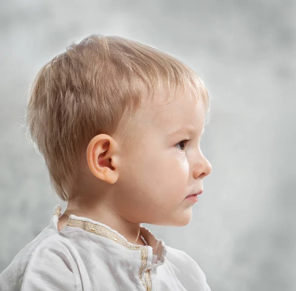 Mooie kleine engel jongen — Stockfoto