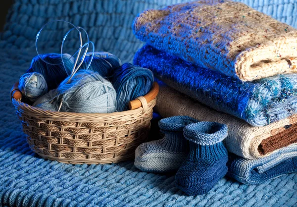 Still life of knitted clothes newborn — Stock Photo, Image