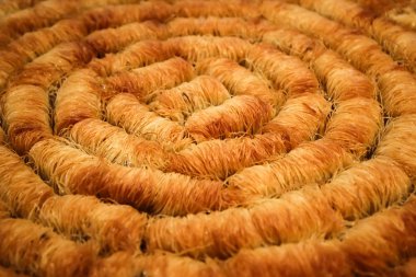 Tatlar baklawa tepsi üzerinde arka plan. Geleneksel Türk tatlı