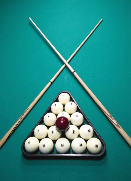 Rus bilardo topları ve masanın üzerine işaret