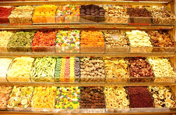 Baharat ve Mısır Çarşısı (Mısır Çarşısı) Istanbul, Türkiye'de bitkisel çaylar ile Arcade alışveriş. Mısır Çarşısı Istanbul'daki en eski çarşı olduğunu.