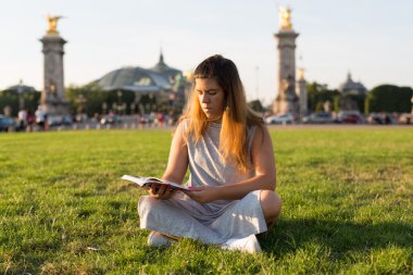 Tatil Paris in üzerinde şanslı kız