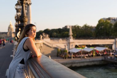 Kadın tatil Paris in üzerinde