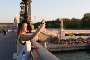 Paris'te bir selfie alarak kadın