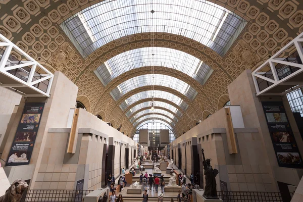 Visitatori al Musee d'Orsay di Parigi . — Foto Stock