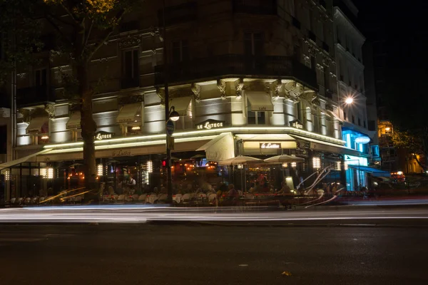 Rua abaixo em Paris à noite — Fotografia de Stock