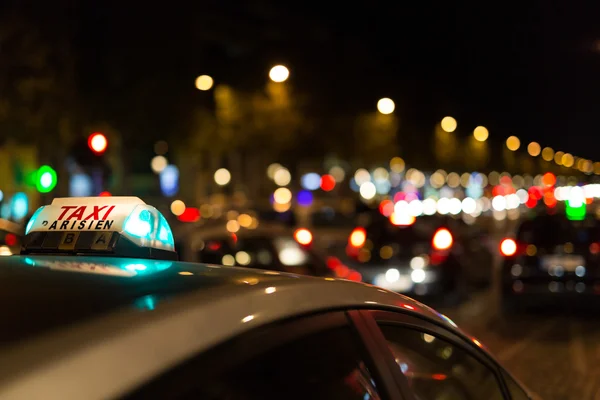 Francouzské taxi s avenue champs elysees — Stock fotografie