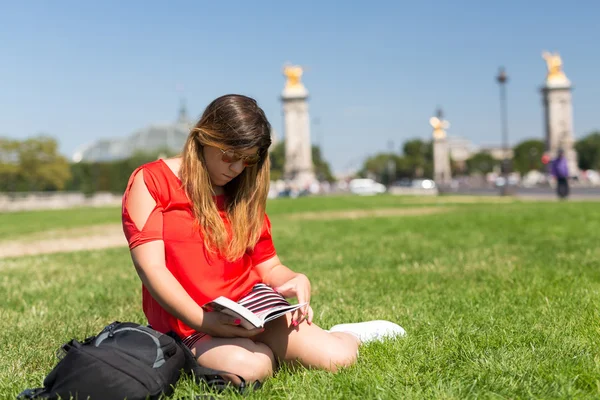 Lycklig flicka på semester i Paris — Stockfoto