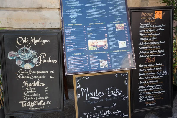 Menu board fora de um restaurante francês — Fotografia de Stock